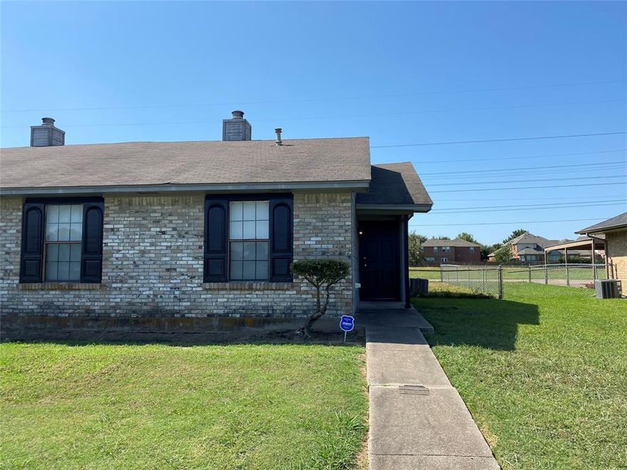 This three-bedroom two-bath duplex in Glenn Heights is ready for you to move in. The home has a comfortable and practical layout. It is located near I-35, close to shopping in DeSoto and many places to eat in Red Oak. The home also has washer and dryer connections for your convenience. Contact us today to schedule a visit.