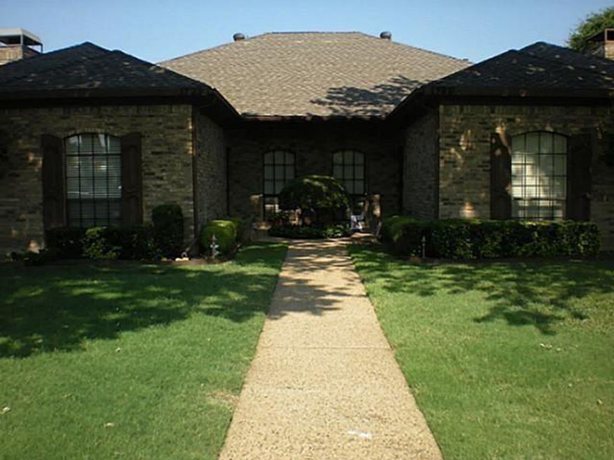 Great 3 bedroom in the heart of Plano!  Lawn Care paid by Landlord, spacious living room, dining room and kitchen. Light and roomy Master with skylight in bathroom. Split bedrooms floor plan, with well maintained yard and covered patio area & 2 car garage Convenient to major highways, schools, UTD and shopping!