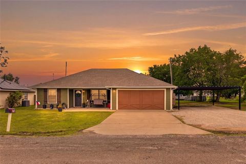 Photo of 703 S College Street, Celeste, TX 75423 (MLS # 21279519)