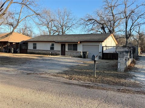 Photo of 103 Myers Avenue, Cleburne, TX 76033 (MLS # 21173701)