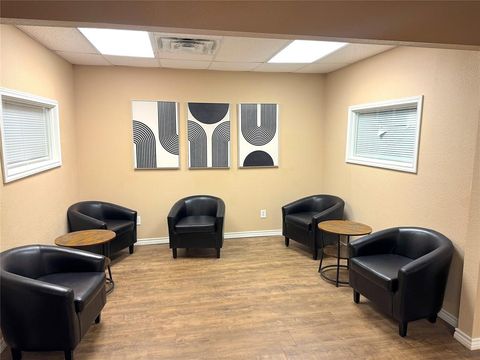 Photo of 124 N Church Street, Jacksboro, TX 76458 (MLS # 21198411)