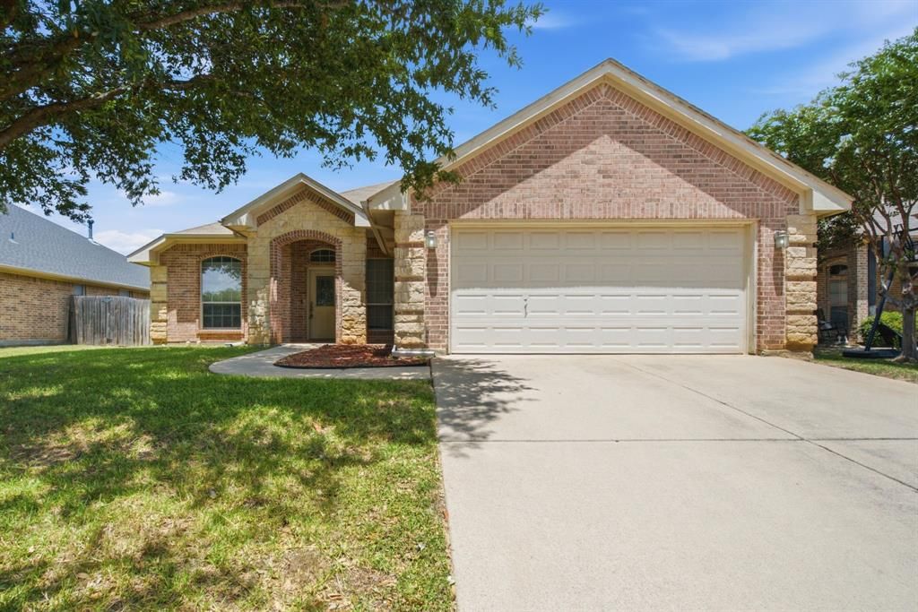 Photo of 301 Lottie Lane, Saginaw, TX 76179 (MLS # 21320481)