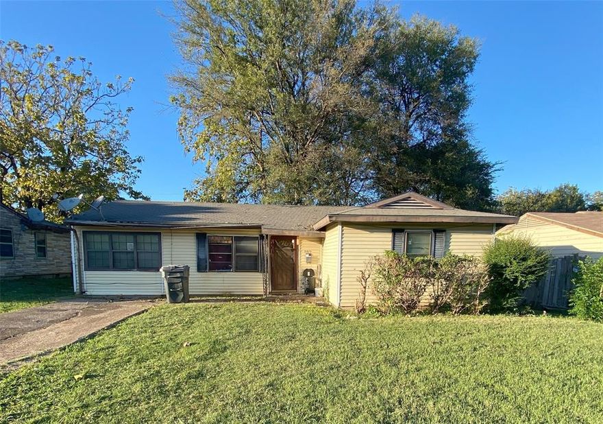 Calling all investors! Great investment property. Property will require a lot of work, will need a new roof, new HVAC. Being sold as. Property is 5 mins from freeway, I-45. no survey. Please do your due diligence. Must close with Capital Title in Mansfield, address 1301 US 287 N Suite 103, Mansfield. Must provide proof of funds and seller preference is no option period.