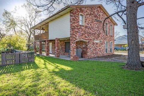 Photo of 812 Driftwood Drive, Shady Shores, TX 76208 (MLS # 21211301)