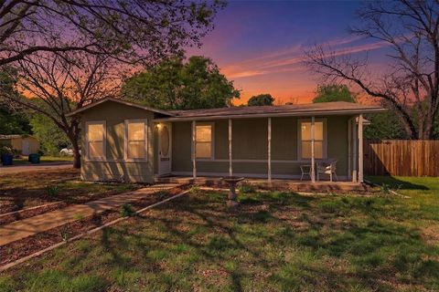 Photo of 320 W Rucker Street, Granbury, TX 76048 (MLS # 21222434)