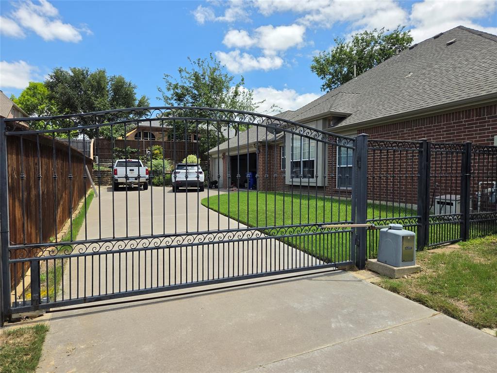 Photo 1 of 40 — 1004 Dover Heights Trail, Mansfield, TX 76063
