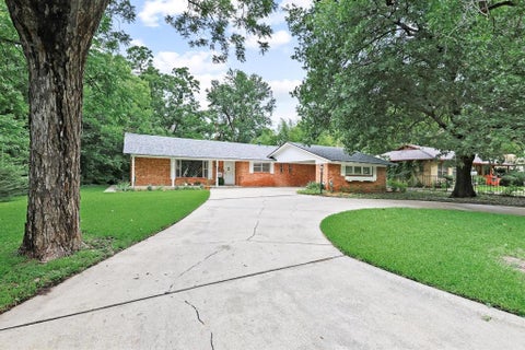 Photo of 111 W Tennie Street, Gainesville, TX 76240 (MLS # 21301171)
