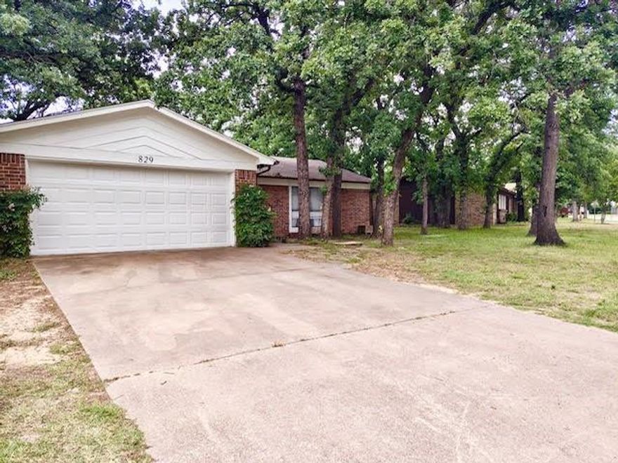 Cute 2 bedroom 2 bath with 2 car garage, priced to sell...large fenced back yard with small storage...This home has had lots of updates, recently exterior was painter for a lighter and brighter look......Just updated kitchen appliances.... NEW Floors just added and so much more...