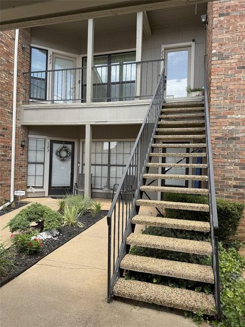 2736 Silver Creek Drive 223 Arlington TX 76006