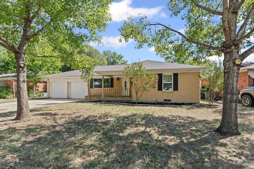 Discover this beautifully updated 3-bedroom, 2-bath home, ideally located near top-rated schools, shopping centers, and stunning trails. Enjoy the comfort of a fully fenced backyard, perfect for outdoor gatherings. Inside, find modern flooring and contemporary fixtures throughout, complemented by elegant granite countertops and stainless steel appliances in the kitchen. The versatile family room adds extra space for relaxation or entertainment. Don’t miss the chance to make this lovely home yours!