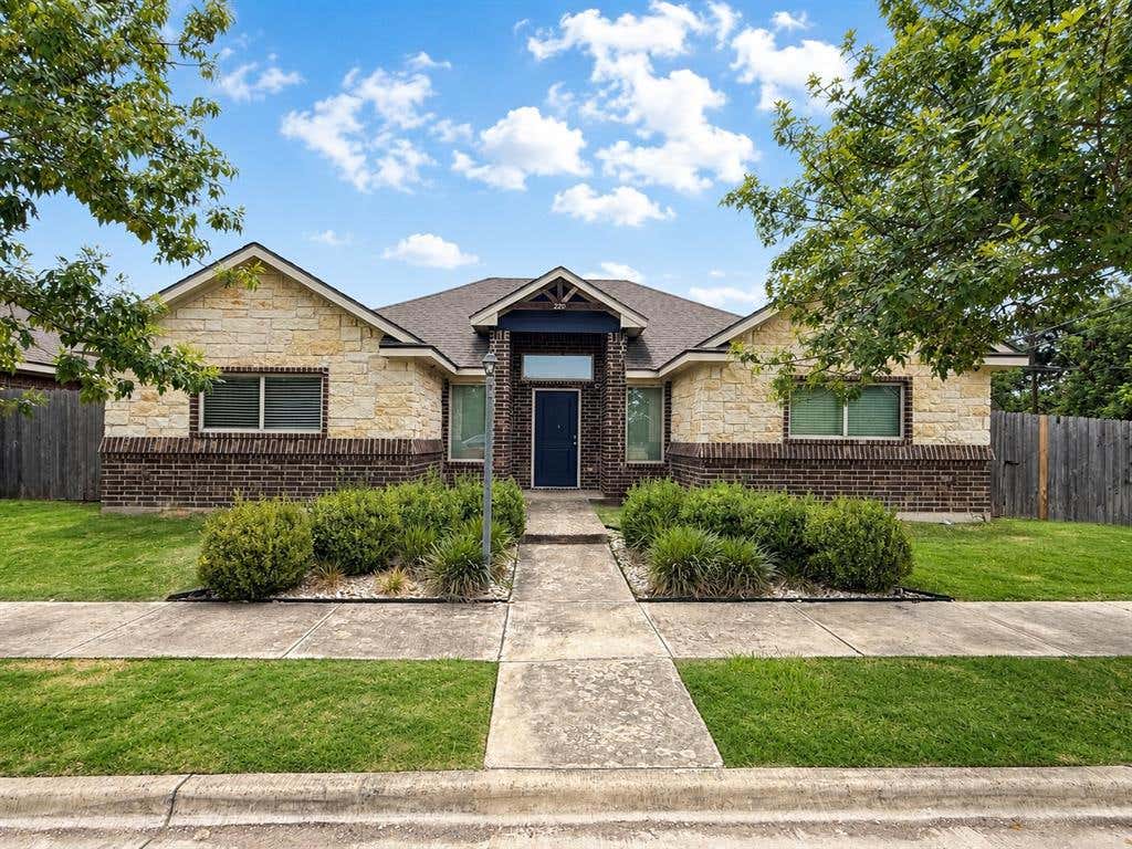 Photo of 220 Church Avenue, Waco, TX 76706 (MLS # 21350235)