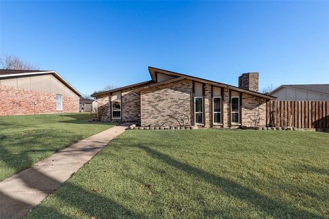 Photo of 3422 Knoll Point Drive, Garland, TX 75043 (MLS # 21172826)
