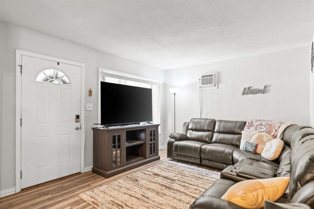 1011 Kleberg Street