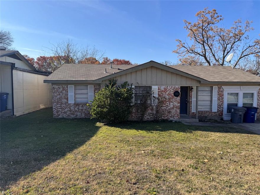WONDERFUL 3 BED, 1.5 BATH HOUSE 15 MINUTES FROM DOWNTOWN DALLAS. SPACIOUS LIVING AREA WITH BONUS ROOM. LARGE FENCED BACKYARD. WOOD FLOORS, OPEN FLOOR PLAN, EASY ACCESS TO I-35. NEARBY UNT DALLAS CAMPUS. ONE YEAR LEASE. MUST SEE.