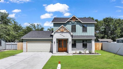 Photo of 919 SW 3rd Avenue, Mineral Wells, TX 76067 (MLS # 21205756)