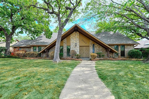 Photo of 3004 Wingren Road, Irving, TX 75062 (MLS # 21394056)