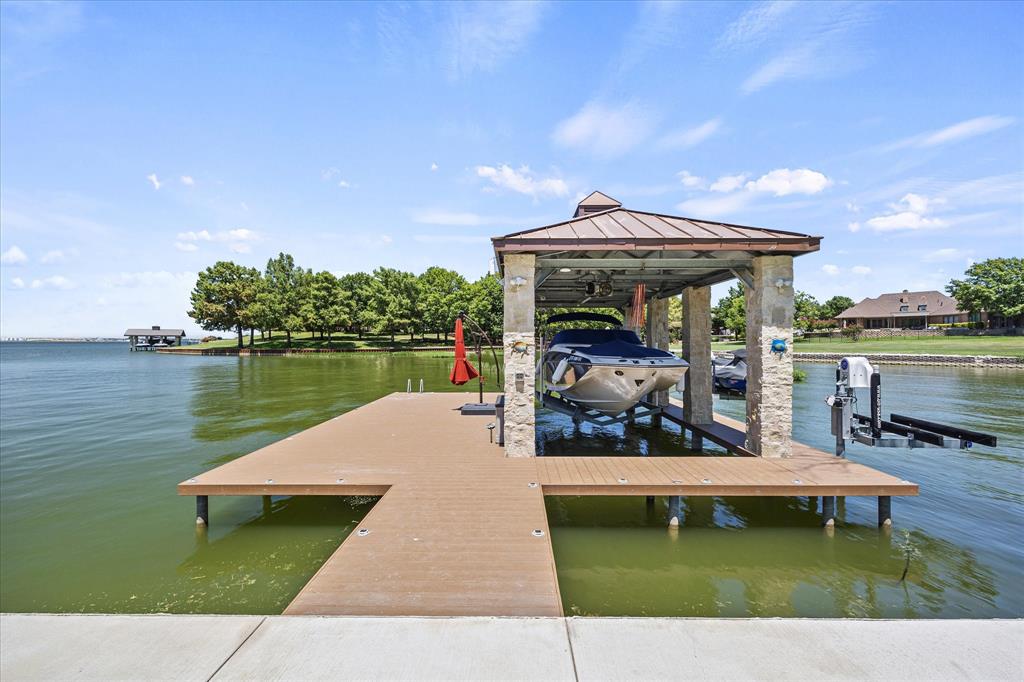 9 Meadowlake Drive