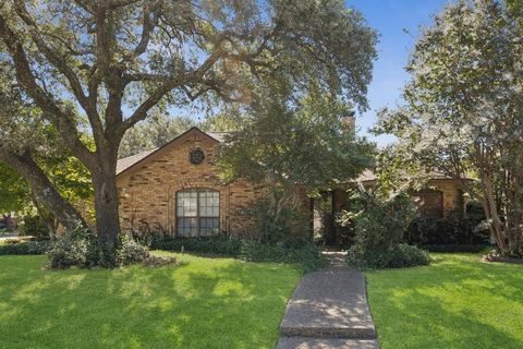 Photo of 3718 Thornhill Way, Rowlett, TX 75088 (MLS # 21082043)
