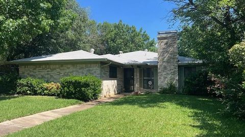 Photo of 1832 Broadway Street, Denton, TX 76201 (MLS # 21270835)