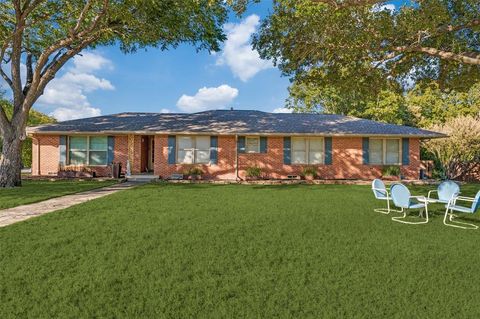 Photo of 907 E Texas Street, Grapevine, TX 76051 (MLS # 21144749)