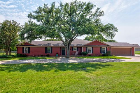 Photo of 112 Sequoya Drive, Gainesville, TX 76240 (MLS # 21207175)