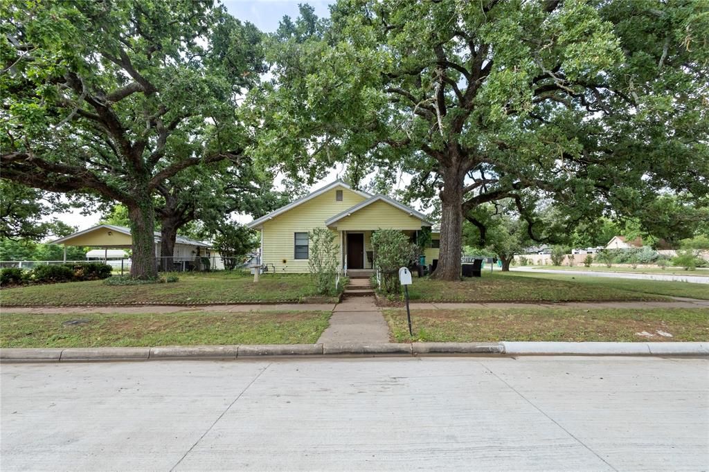 Photo of 612 W Moss Street, Eastland, TX 76448 (MLS # 21279852)