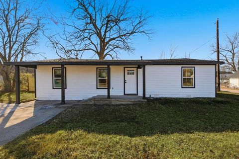 Photo of 800 Wyatt Street, Waxahachie, TX 75165 (MLS # 21176858)