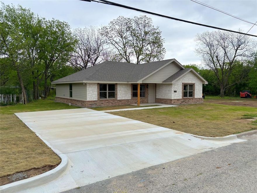 RECENTLY COMPLETED - This 1650 SqFt, 3 bedroom, 2 bath, energy efficient, brand new home has a large kitchen with custom cabinets, granite countertops, breakfast bar and a pantry. The home has an open concept with split bedrooms, walk-in closet, wood plank vinyl flooring throughout and is setting on a large lot with room for a shop, pool or whatever you need.
