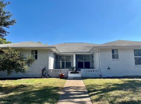 Photo of 7412 Walling Lane, Dallas, TX 75231 (MLS # 21330545)