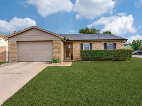 Photo of 6900 Sandstone Court, Fort Worth, TX 76120 (MLS # 21253898)