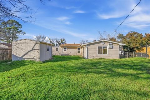 Tiny photo for 1512 Edison Avenue, Bridgeport, TX 76426 (MLS # 21197598)