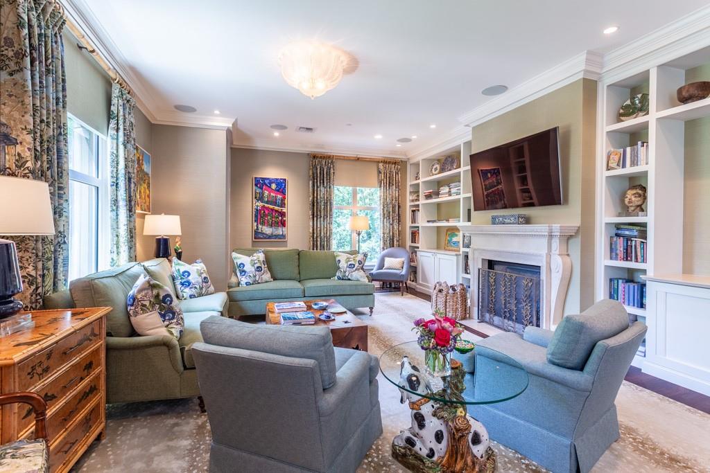 2555 N PEARL Street 201