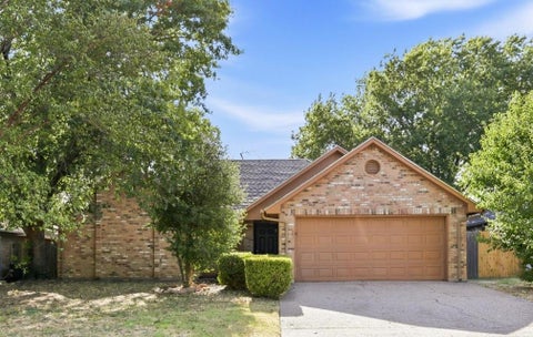 Photo of 7316 Glen Haven Drive, Fort Worth, TX 76133 (MLS # 21373058)