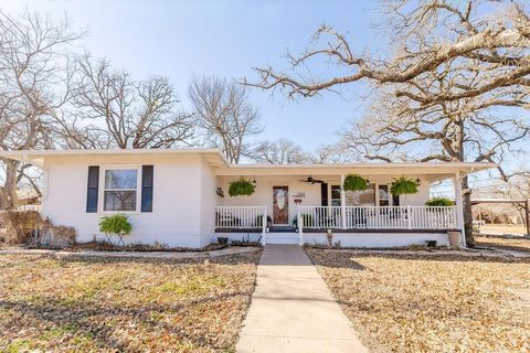 Photo of 2100 Morningside Drive, Mineral Wells, TX 76067 (MLS # 21173698)