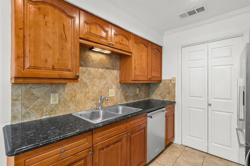 Cedar Creek Twnhms - Residential