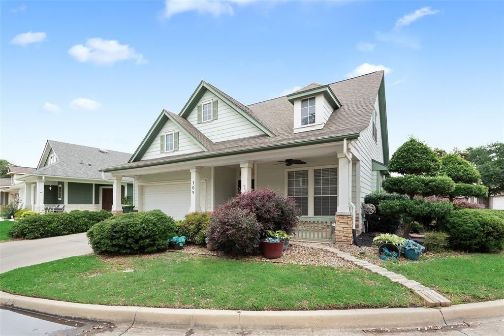 Photo of 709 Creek Walk Place Place, Arlington, TX 76015 (MLS # 21268540)