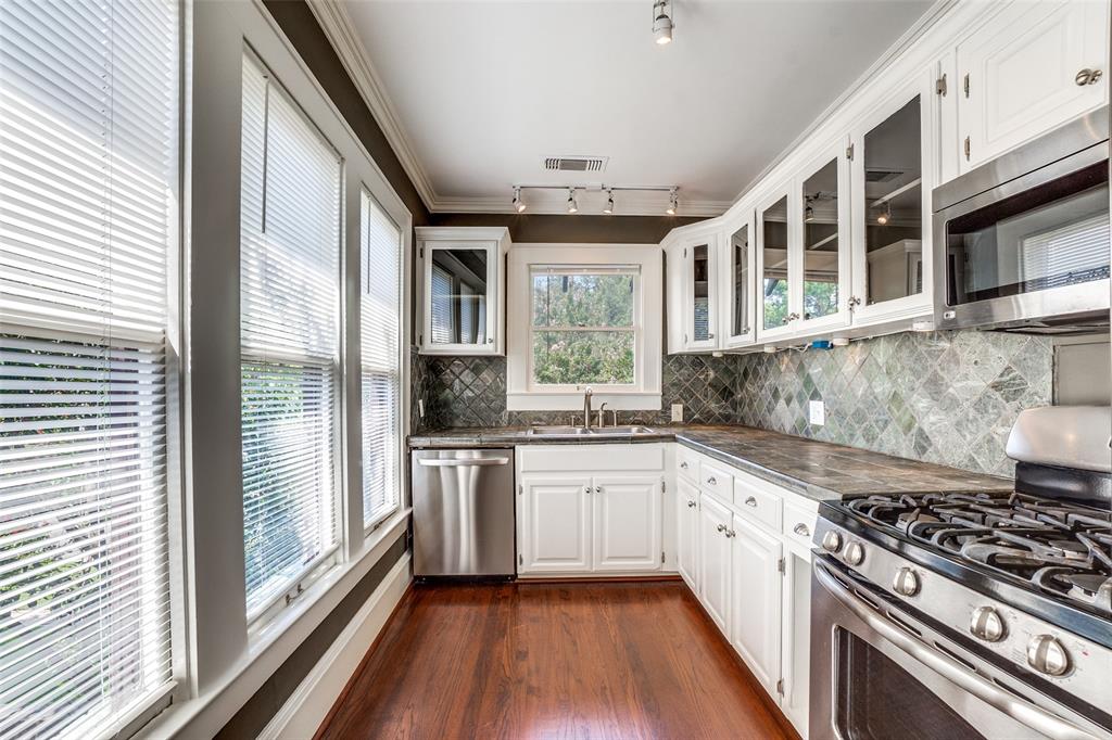 BOWSER & LEMMONS OAKLAWN - Residential Lease