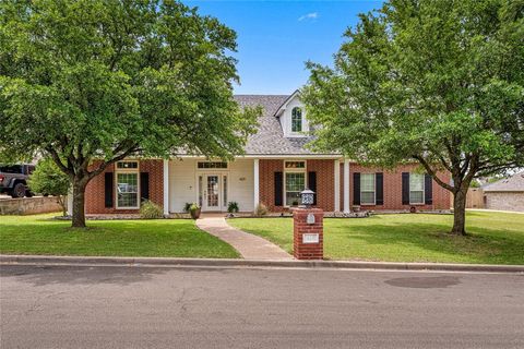 Photo of 429 W Wall Street, Hewitt, TX 76643 (MLS # 21275935)