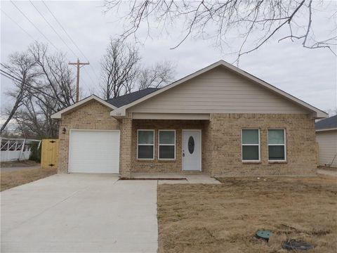 Photo of 1122 Oneal Street, Greenville, TX 75401 (MLS # 21213007)