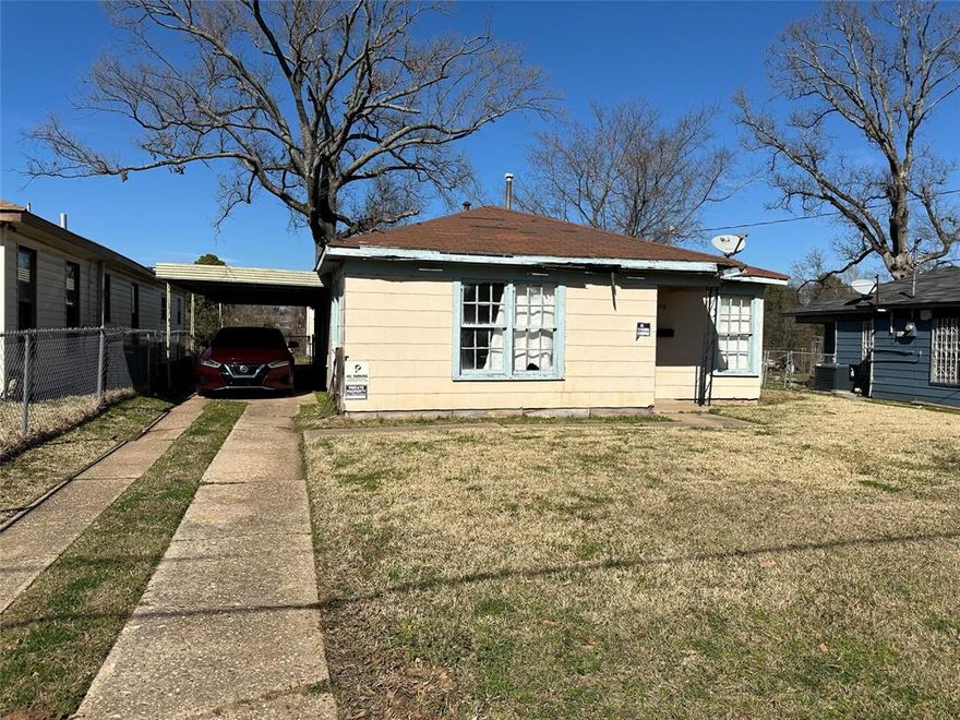 Investors, here is your house. Needs TLC but could be a cute house, the Den could be turned into a 3rd bedroom. It has a utility closet that has washer and dryer hook ups. The Water heater has recently been replaced. THE SELLER IS SELLING AS IS-NO REPAIRS WILL BE DONE.