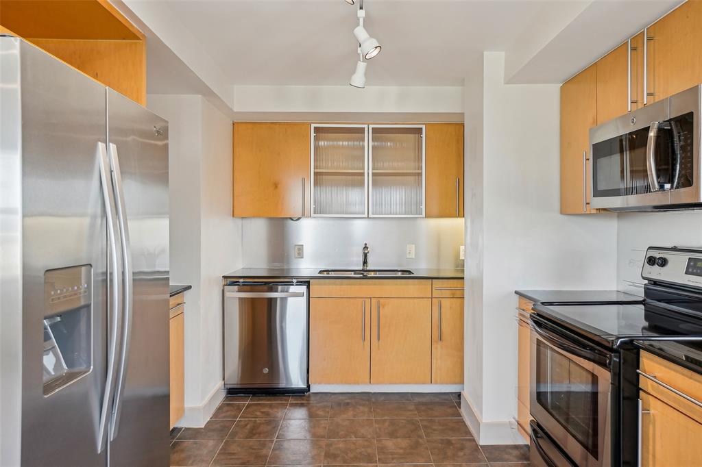 Lake Cliff Tower Condominiums - Residential