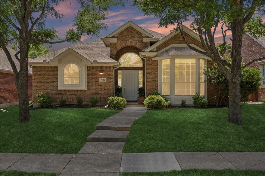 One-of-a-kind and first time on market since built: beautifully refreshed North-facing single-story and the only floor plan of its kind in the neighborhood. It's also the only home in Stone Canyon where the kitchen faces outward at the front rather than toward the interior, flooding the heart of the home with natural light and creating a sunny breakfast nook with charming built-in bench seating.
Brand new oak-finish flooring in the dining and living areas, separated by an elegant ceiling archway. Beautiful crown molding detailing in dining area. Brand new carpet in the bedrooms, with stone tiles in the kitchen, bathrooms, and foyer. Entire interior of home is freshly painted. Ample, large closets for storage throughout. A split-bedroom layout places the primary suite on its own private wing with a custom built-in wood closet plus a second walk-in closet in the spacious en suite bath. Expansive bay window with large built-in seat in the second of three bedrooms. High-end wood blinds throughout. Meticulously maintained by single homeowner, no deferred maintenance. Hot water heater and primary shower are recently replaced, as well as stainless steel kitchen appliances. Roof, HVAC, and exterior paint all have years of life ahead. Alley-entry 2-car garage preserves curb appeal.

Stonebridge Ranch amenities (beach club with sand-beach pool, additional pools, trails, lakes with paddle boats and fishing, tennis and basketball courts). Quick 5-10 minute walk to Apex Centre (indoor pool, water park-style outdoor pools, gym, fitness classes), Gabe Nesmith Park (sports fields, playgrounds), and public library. Zoned to top-rated schools: short walk to Wolford Elementary and Evans Middle, plus McKinney Boyd High.