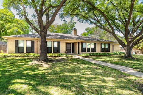 4204 Winding Way Benbrook TX 76126