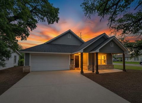 Photo of 207 E Mccoulskey Street, Terrell, TX 75160 (MLS # 21247816)