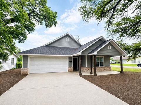 Photo of 207 E Mccoulskey Street, Terrell, TX 75160 (MLS # 21247816)