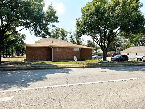 1104 W Jefferson Boulevard Dallas TX 75208