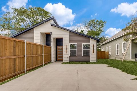 Photo of 1509 Locust Street #B, Commerce, TX 75428 (MLS # 21229116)