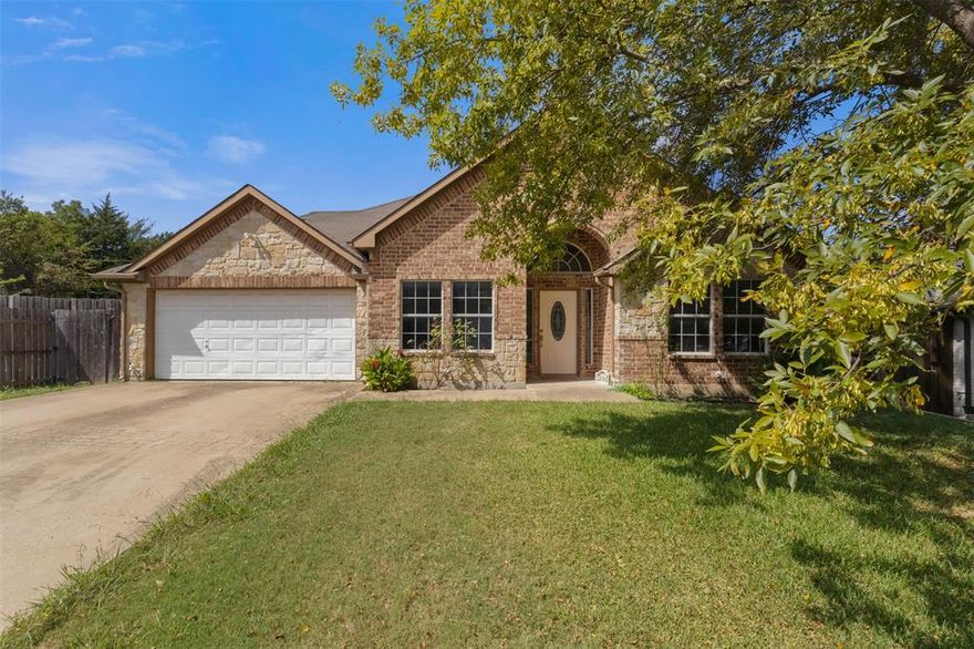 Move-in ready home in highly-sought Rockwall ISD with custom details. 
Welcome to this well kept, spacious 4-bedroom, 2-bathroom residence in the Rockwall Lake Estates community. A perfect blend of comfort and style, this home offer a quiet, country feel while keeping you minutes away from modern conveniences. Don’t miss this opportunity for a peaceful Rockwall lifestyle. Schedule your private tour today.