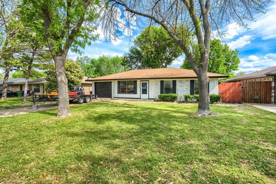 Exceptional opportunity to transform this 3-bedroom, 1'5 bath home offering 1,027 sq. ft. of living space. With a desirable layout and a prime location, it’s an ideal project for buyers looking to renovate or invest. Sold AS-IS—bring your vision and restore its full potential.AGENT OR BUYER TO VERIFY ALL INFORMATION ON MLS, INFORMATION RELIABLE NOT GUARANTEED!