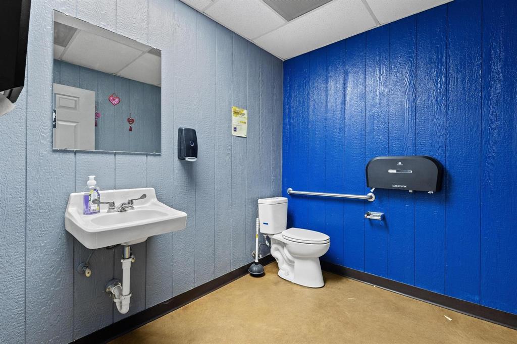 Moss Add - Commercial Sale